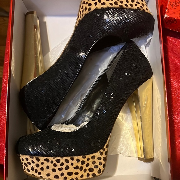 Guess - Picture 1 of 3